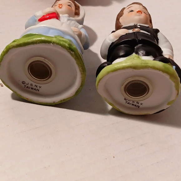 Vintage Pilgrim Condiment Set Napkin Salt & Pepper Shakers Taiwan - Picture 9 of 9